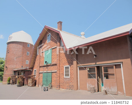 Mitani Ranch Stalls / Silos 11840732