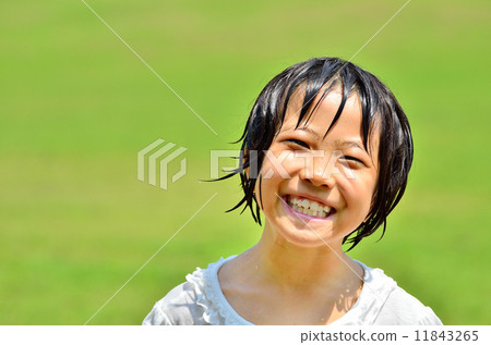 一個嘲笑草坪廣場的女孩（濕透了） 11843265