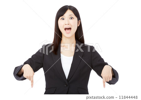 指著驚訝的商界女強人 11844448