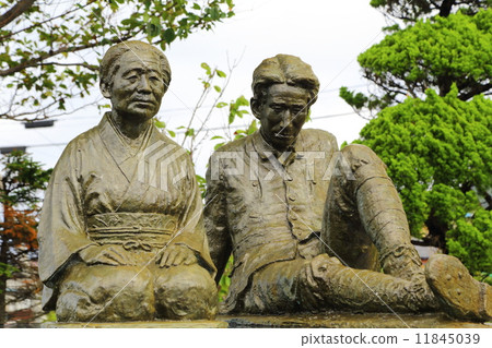 小說“津輕”的雕像（Koshino Take和Dazai Osamu的雕像） 11845039