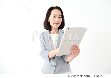 一個操作平板電腦的女人 11845158