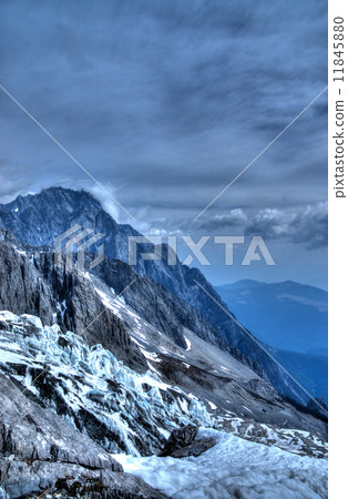 麗江禹州雪山峰頂在雲南，中國 11845880