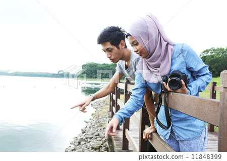 拍照片的亞洲夫婦在公園 11848399