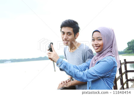 拍照片的亞洲夫婦在公園 11848454