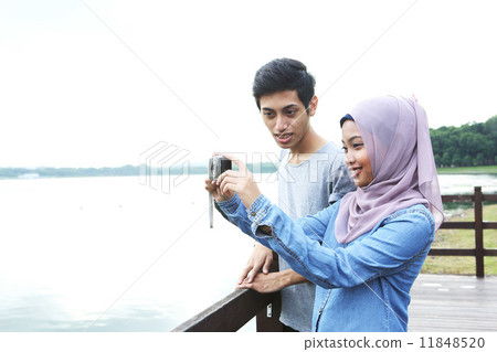 拍照片的亞洲夫婦在公園 拍照片的亞洲夫婦在公園 11848520