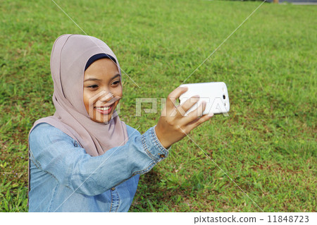 觀看機動性的亞裔女孩在公園 觀看機動性的亞裔女孩在公園 11848723