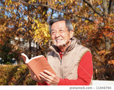 Senior male reading books 11848760