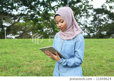 使用片劑的亞裔女孩在公園 11849624