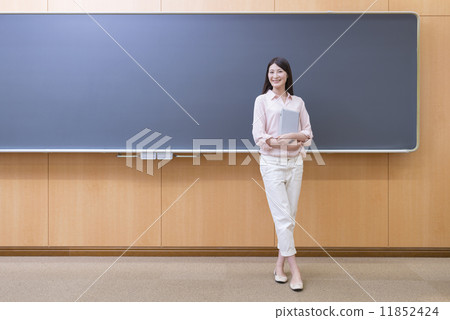 女子大學教室黑板 11852424