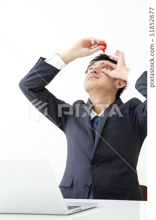 Businessmen pointing eye drops 11852677