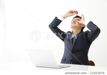 Businessmen pointing eye drops 11852678