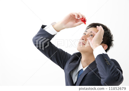 指向眼藥水的商人 11852679