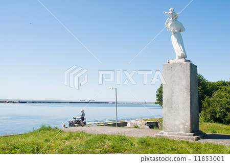 sculpture of the woman with the child, Baltysk 11853001