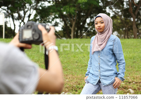 Male shooting Maley girls 11857066