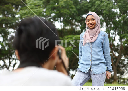 Male shooting Maley girls 11857068