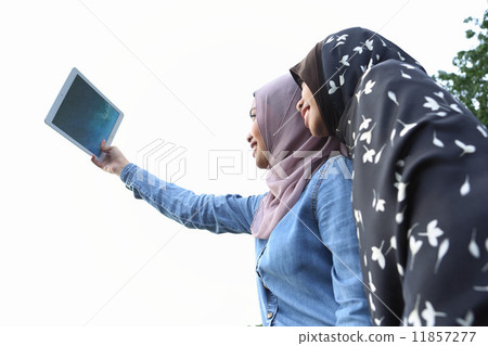 兩個亞洲人在公園拍照 11857277