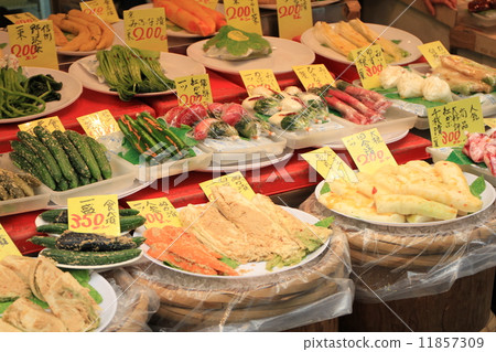在大阪市中央區日本橋的黑門市場出售的泡菜 11857309