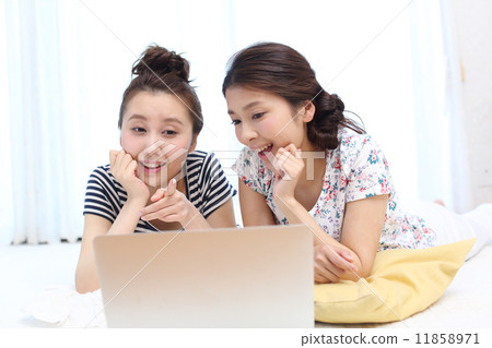 兩個正在玩電腦的女孩 11858971