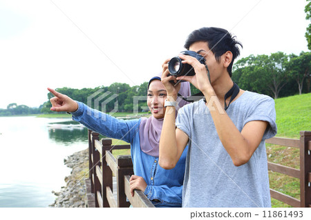 拍照片的亞洲夫婦在公園 11861493