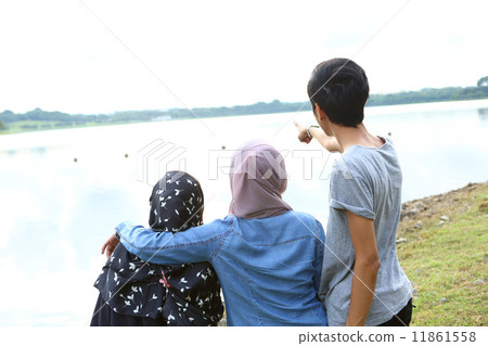 三個亞洲人在公園裡 三個亞洲人在公園裡 11861558