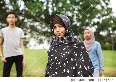 三個亞洲人在公園裡 三個亞洲人在公園裡 11861622