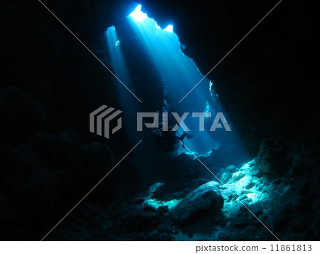 Underwater cave in the Kerama Islands, Okinawa Underwater cave in the Kerama Islands, Okinawa 11861813