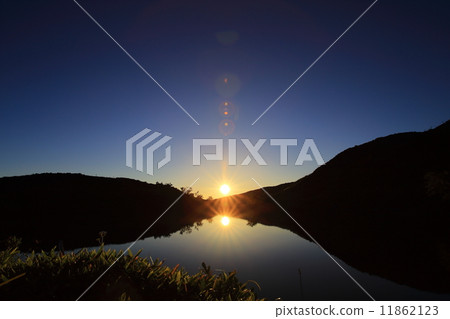 反射早晨太陽的Happo池塘 11862123