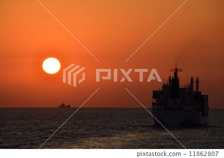 To the west 11862807