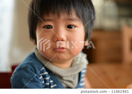 My son who is scolded and crying 11862981