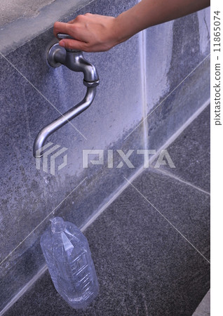 Hand that twists the faucet 11865074