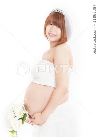 可愛懷孕穿著婚紗 11865387