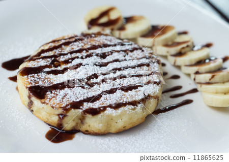 pancake with banana 11865625