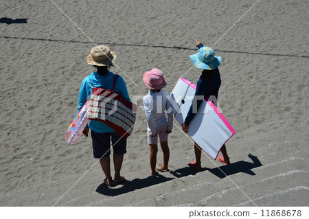 來到海邊的父母和孩子 11868678