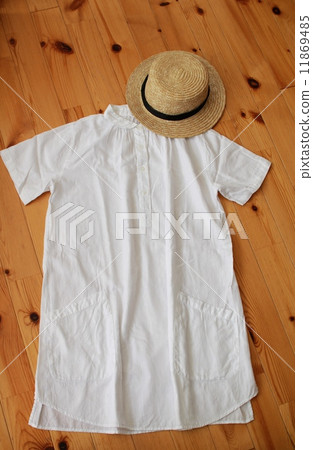Short-sleeved white shirt dress and straw hat - summer clothes Short-sleeved white shirt dress and straw hat - summer clothes 11869485