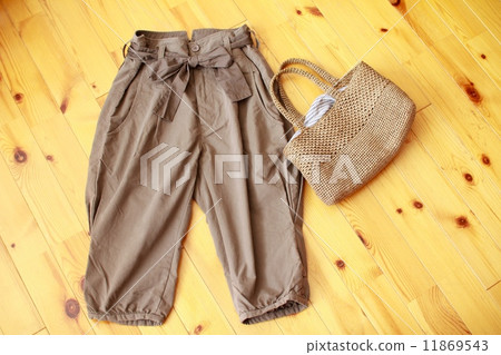 Tapered pants with waist ribbon and hand-knitted raffia bag 11869543