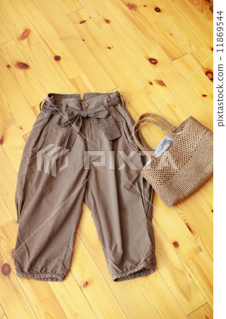 Waist ribbon pants and raffia bag 11869544