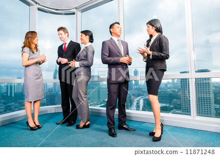 Asian Businesspeople meeting in office 11871248