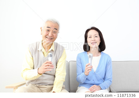A couple doing karaoke 11871336