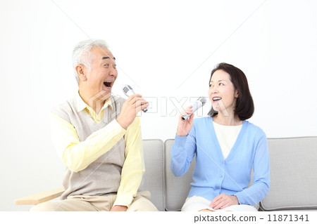 一對夫婦做卡拉OK 11871341