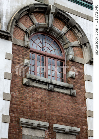 Old Karatsu bank's arch window 11872040