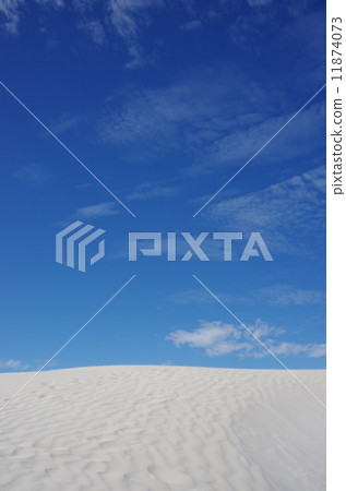 White sand and blue sky 11874073