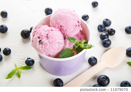 blueberry ice cream or frozen yogurt and sprig of mint, with fre 11879078