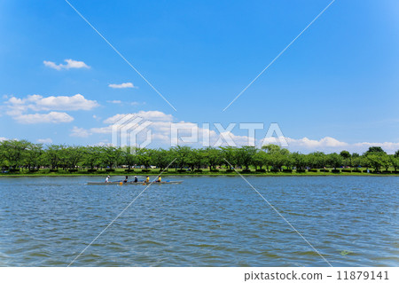 A small funnel of Mizumoto Park spreading the blue sky and regatta in practice A small funnel of Mizumoto Park spreading the blue sky and regatta in practice 11879141