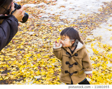 Parent and child (photo, sideways) 11881055