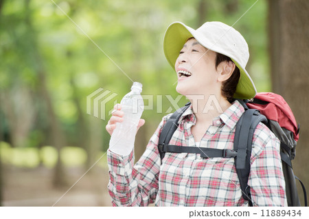 Senior woman climbing 11889434