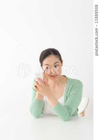 Middle-aged women who make up makeup Middle-aged women who make up makeup 11889508