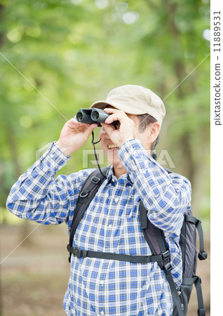 Senior men playing bird watching 11889531