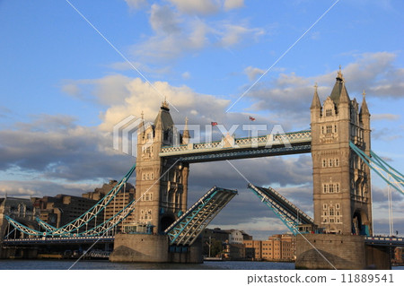 London tower bridge dropbridge rises 11889541