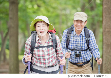 Senior couple who climbs 11889560