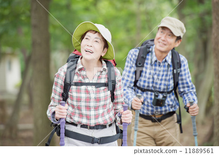 Senior couple who climbs 11889561